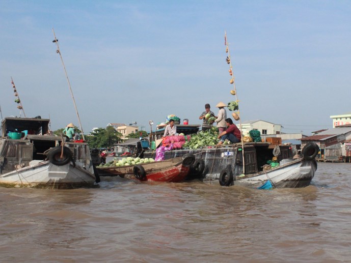 Chợ[-]nổi[-]Cái[-]Răng[-]không[-]còn[-]sầm[-]uất[-]như[-]xưa,[-]chỉ[-]còn[-]thưa[-]thớt[-]những[-]cây[-]“bẹo”[-]tiếp[-]thị[-]hàng